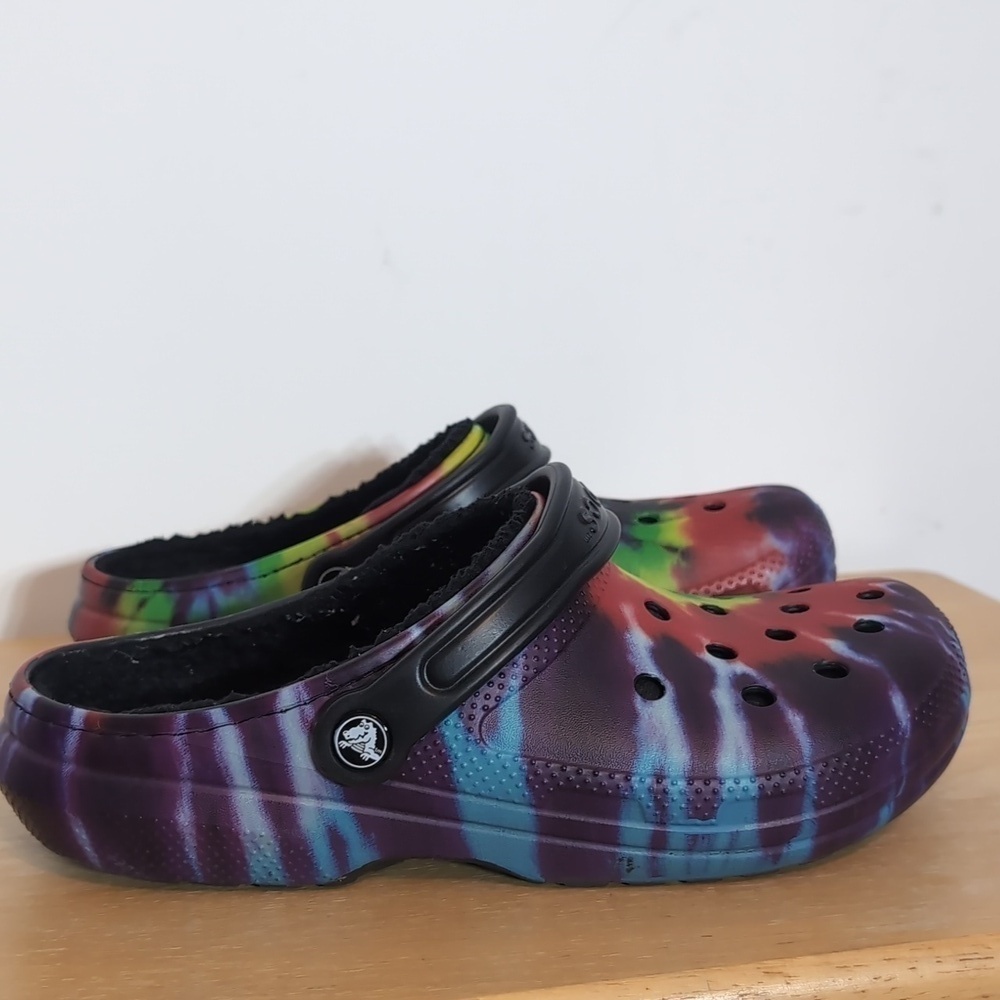 Crocs Rainbow Tie Dye Fuzzy Lined Clogs Shoes - Picture 3 of 6